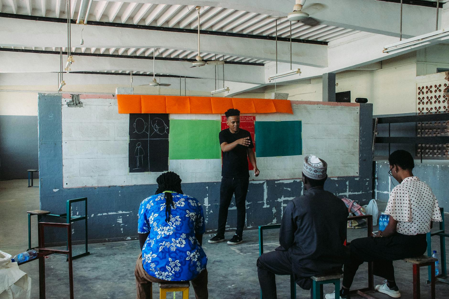 Uczniowie podczas kreatywnych warsztatów komunikacyjnych w pracowni artystycznej