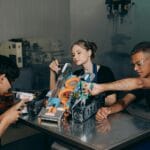 Studenci składają wspólny projekt z robotyki w pracowni szkolnej