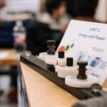 Zbliżenie na zazębiające się koła zębate w szkolnym laboratorium technicznym