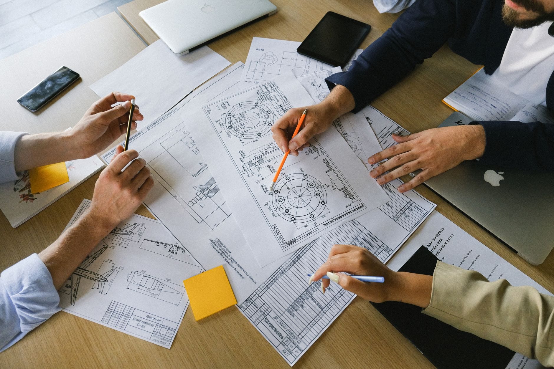 Praca projektowa w zawodach technicznych: jak zdobywać doświadczenie poza etatem